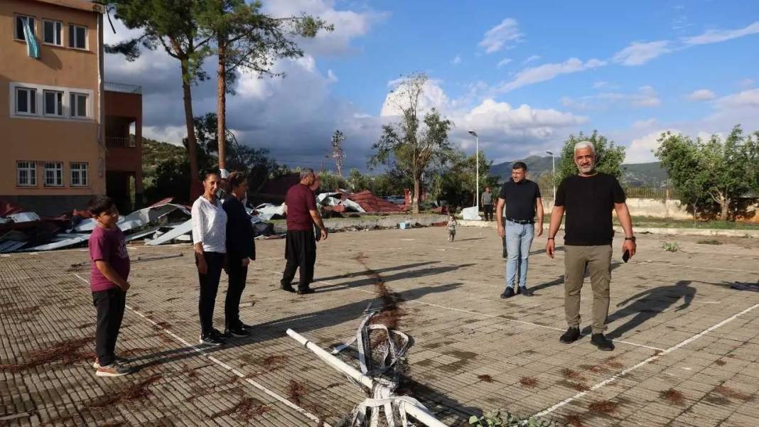 Adana’da Hortum Dehşeti: Çamlar Devrildi, Çatılar Uçtu! 6